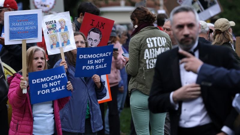 Dans la salle du dîner « meme coin » de Trump
