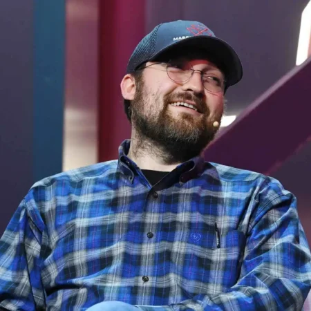 Le fondateur de Cardano affirme que les géants de la technologie envisagent l’intégration des cryptomonnaies et partage une prédiction du prix du Bitcoin.