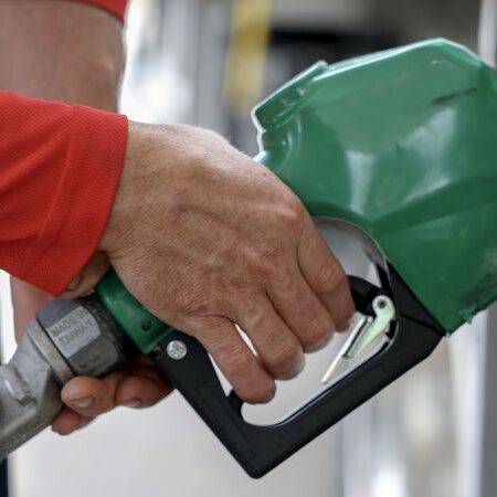 Pourquoi le prix de l’essence ne baisse pas ?