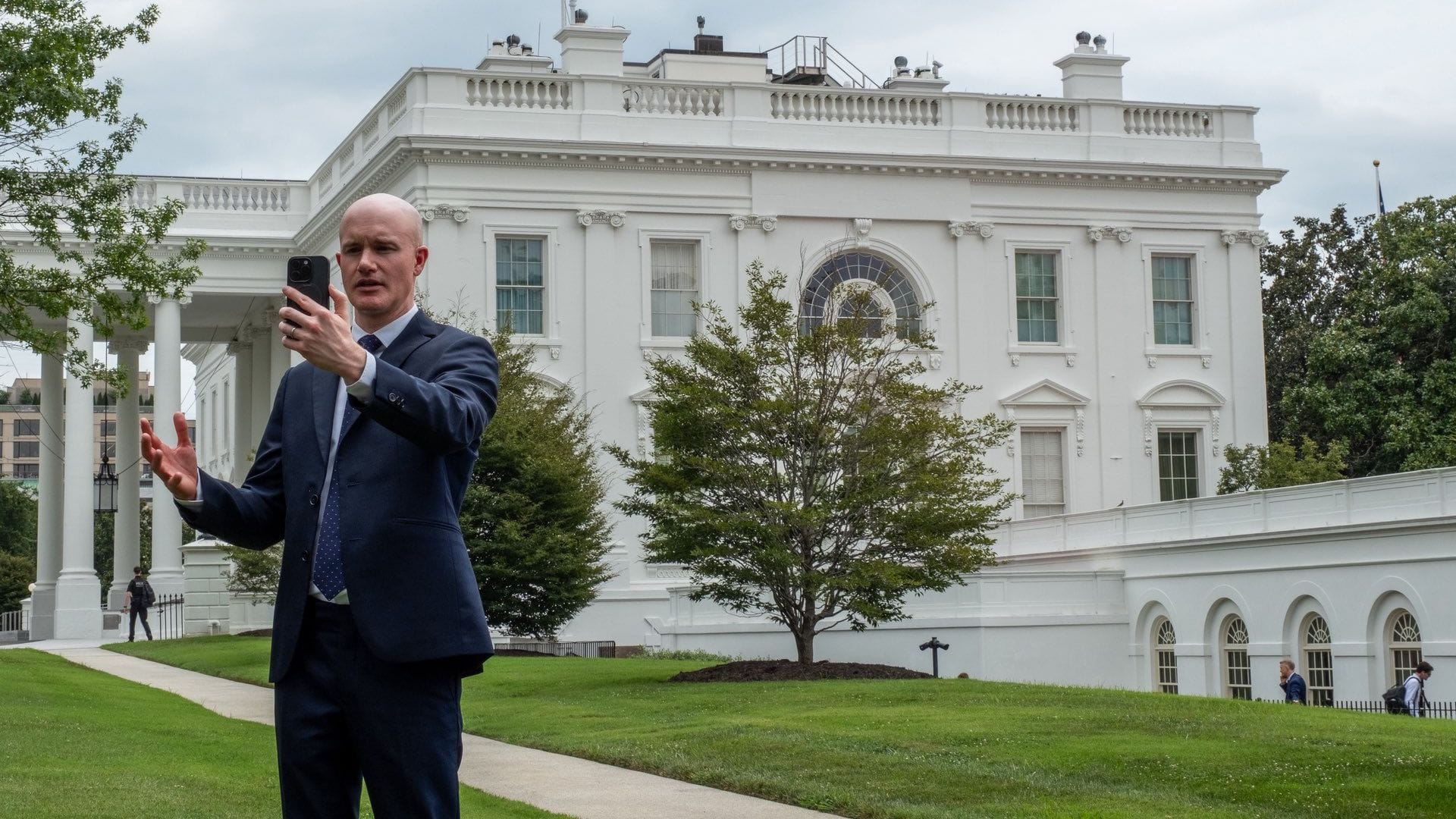 Coinbase CEO Reveals Billion-Dollar Profit and Announces Weekly Bitcoin Purchases